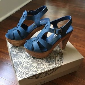 Five Worlds “Tecate” platform sandals